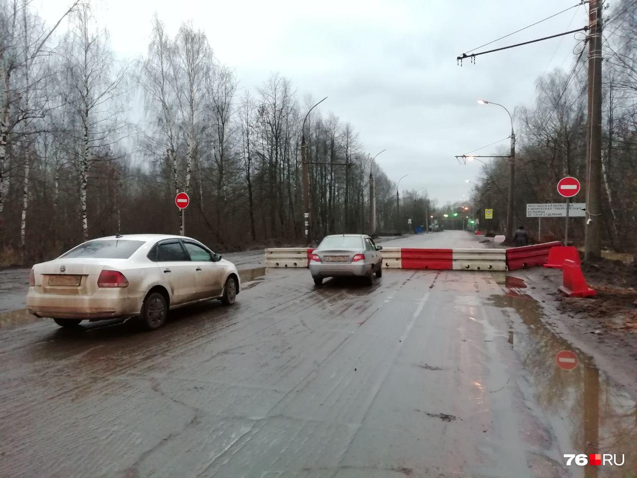 Сейчас закрыт проезд по Тутаевскому шоссе от улицы Большой Норской до улицы Панина