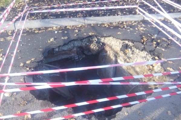 Под местом провала видны подземные коммуникации Под местом провала видны подземные коммуникации