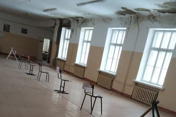 Места, где протекает потолок и обваливается штукатурка, отгородили от учеников Места, где протекает потолок и обваливается штукатурка, отгородили от учеников