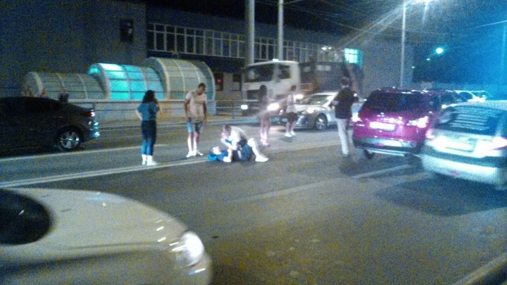 «На щеке большой синяк»: на Московском шоссе велосипедист попал под колеса иномарки