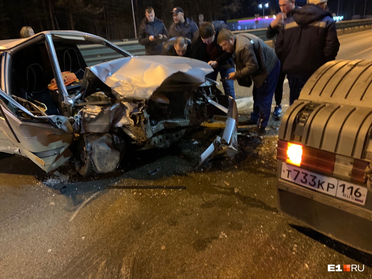 Пробка на четыре километра: на Московском тракте легковушка влетела под грузовик с топливом