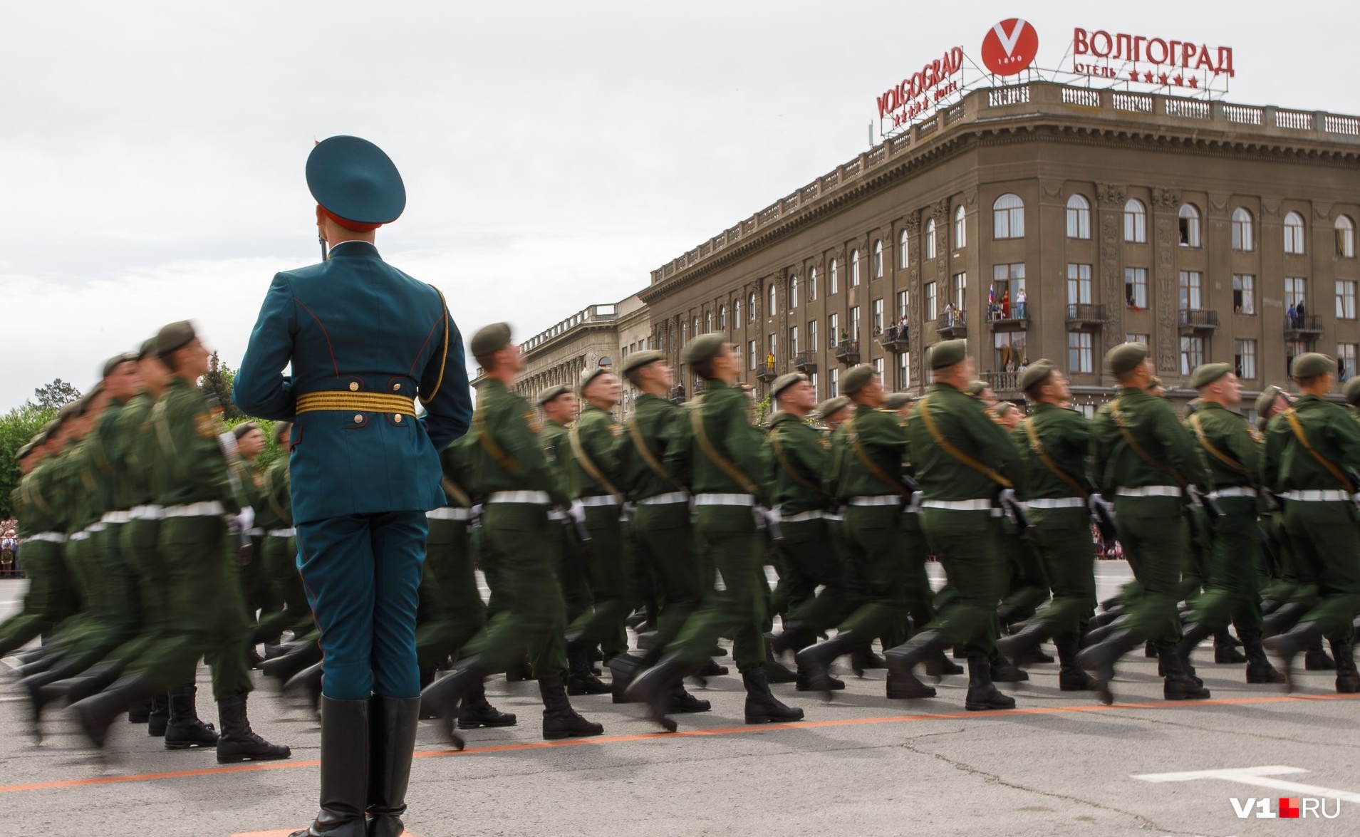 Армейская волгоград. Парад 2019 Волгоград. Плац парад. Военный парад в Волгограде 9 мая 2011 года. Остров парад.