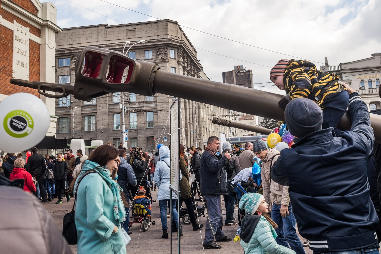 Дети карабкаются на военную технику в Первомайском сквере. Фото Ольги Бурлаковой Дети карабкаются на военную технику в Первомайском сквере. Фото Ольги Бурлаковой
