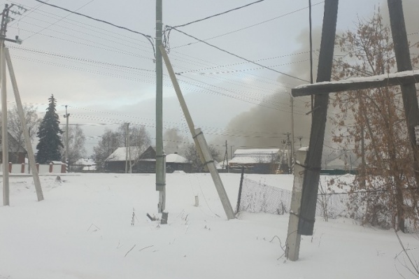 К прибытию пожарных одноэтажный дом в Вокзальном переулке был полностью охвачен огнем<br> К прибытию пожарных одноэтажный дом в Вокзальном переулке был полностью охвачен огнем<br>