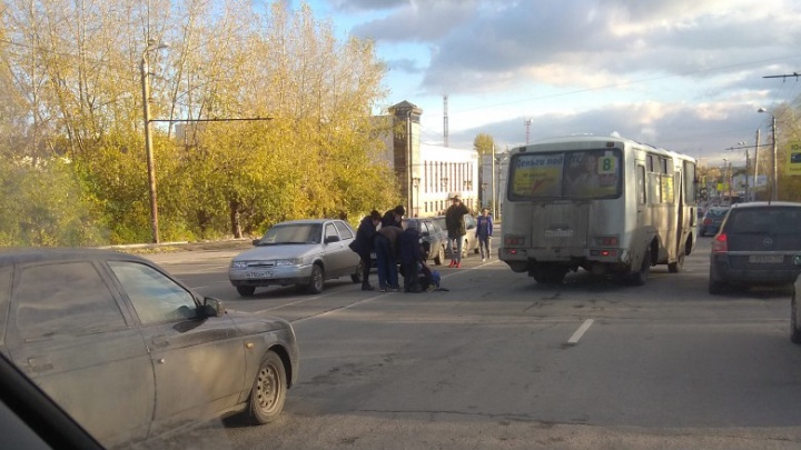 «Увезли в больницу с переломами»: школьник попал под маршрутку в Металлургическом районе Челябинска