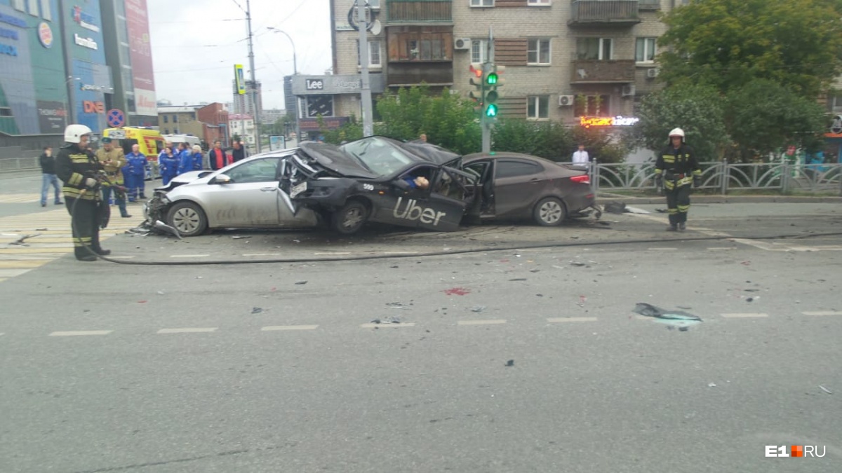 Lada зажало между двумя легковушками Lada зажало между двумя легковушками