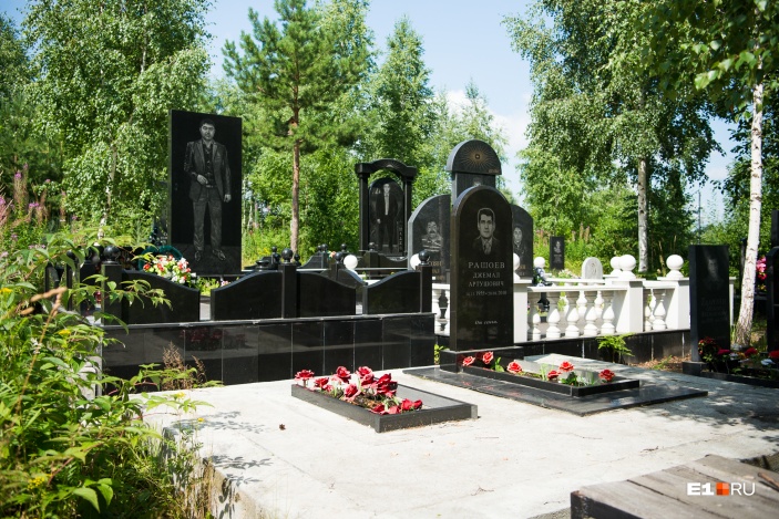 Надгробия высокие, и их видно издалека Надгробия высокие, и их видно издалека