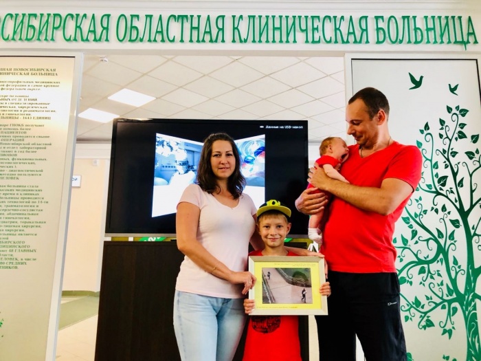 Семья Фокиных приехала за подарком вместе со старшим сыном Максимом и маленькой Дашей Семья Фокиных приехала за подарком вместе со старшим сыном Максимом и маленькой Дашей