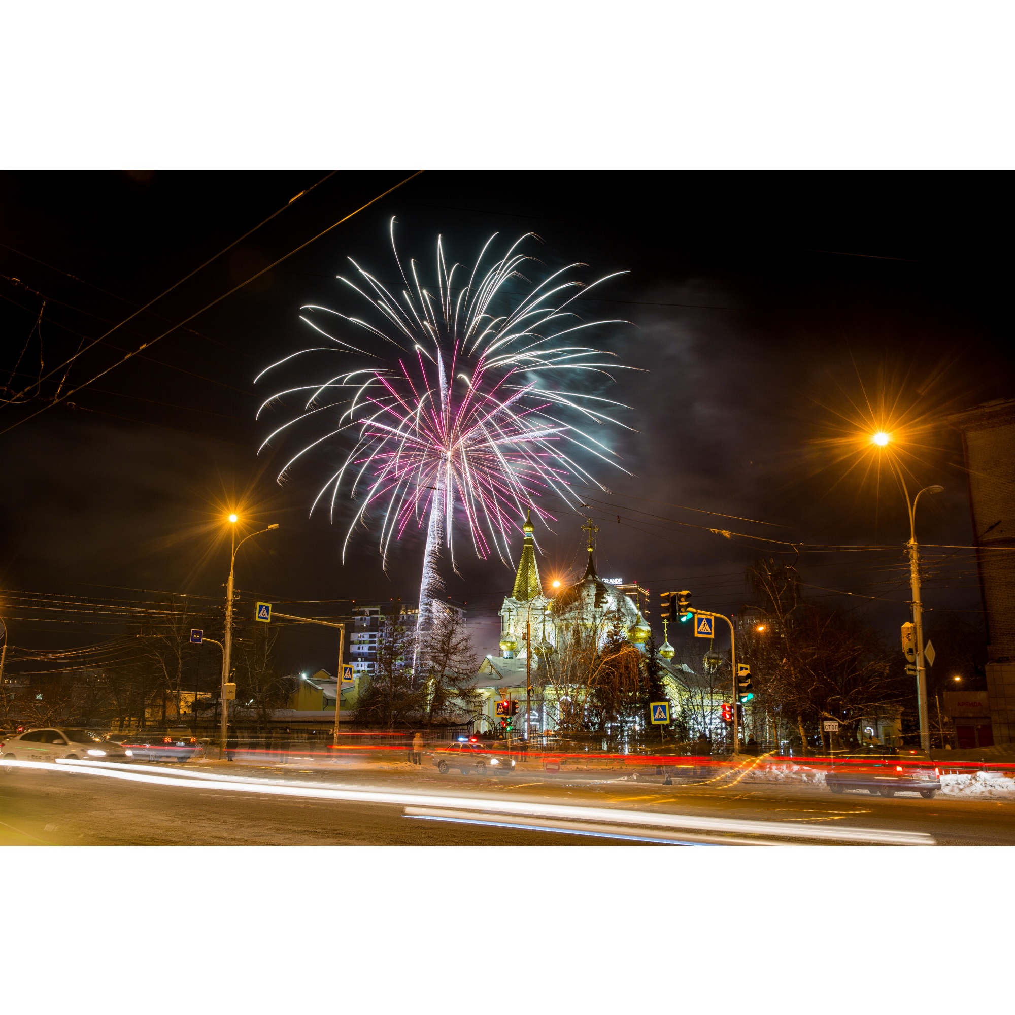 Улица Советская была перекрыта с 19:00 до 19:30 для проведения салюта Улица Советская была перекрыта с 19:00 до 19:30 для проведения салюта 