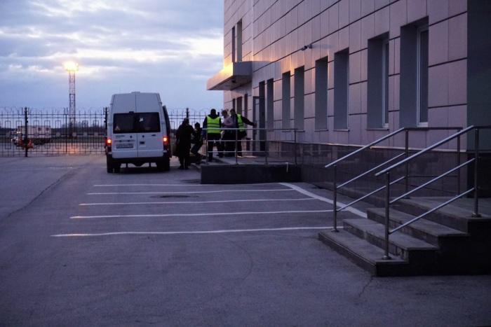 Девочку передают тёте Девочку передают тёте