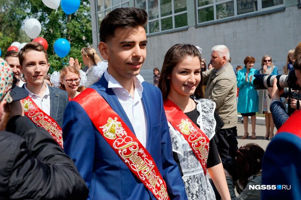 Одиннадцатиклассники получат аттестаты через месяц Одиннадцатиклассники получат аттестаты через месяц