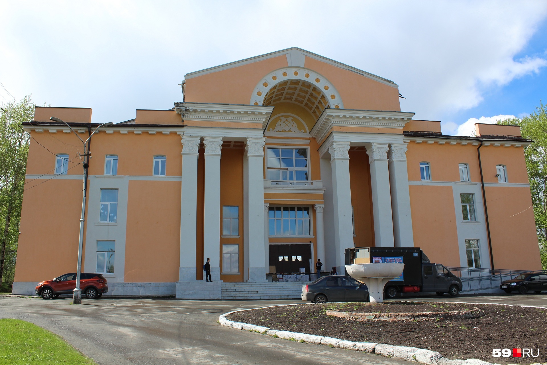 А это лучший фасад в городе. Дворец культуры. Заезжие торговцы обувью перегородили своим длинным прилавком и коробками центральный вход. Ажиотажа не наблюдается А это лучший фасад в городе. Дворец культуры. Заезжие торговцы обувью перегородили своим длинным прилавком и коробками центральный вход. Ажиотажа не наблюдается