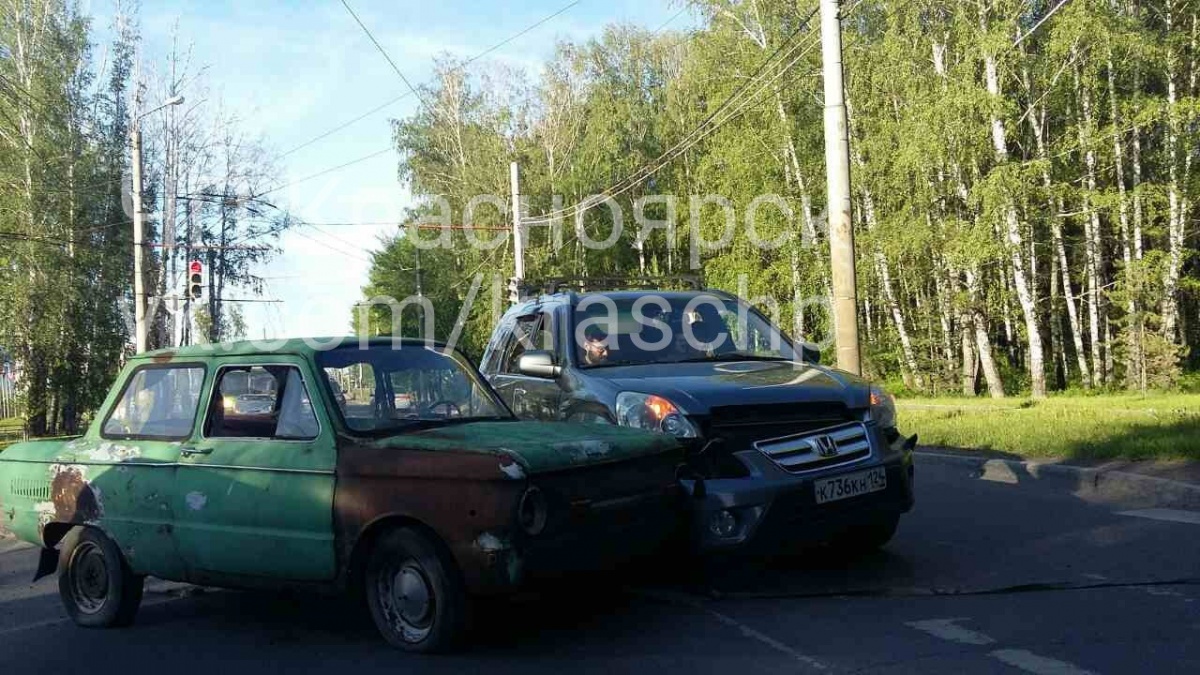 Школьники на «Запорожце» без двигателя попали в аварию на Свободном |  15.06.2017 | Красноярск - БезФормата