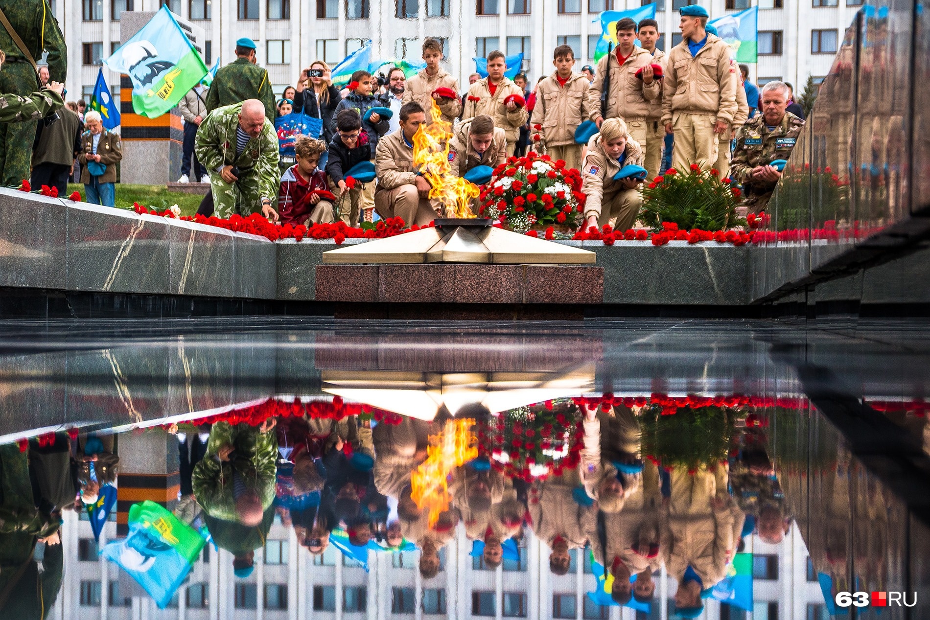Митинг, песни, <a href="https://63.ru/text/culture/66183082/" target="_blank" class="_">возложение цветов и венков к Вечному огню</a> — стандартный сценарий Митинг, песни, <a href="https://63.ru/text/culture/66183082/" target="_blank" class="_">возложение цветов и венков к Вечному огню</a> — стандартный сценарий