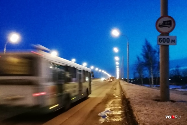 Автобус ЛиАЗ весит около 18 тонн Автобус ЛиАЗ весит около 18 тонн