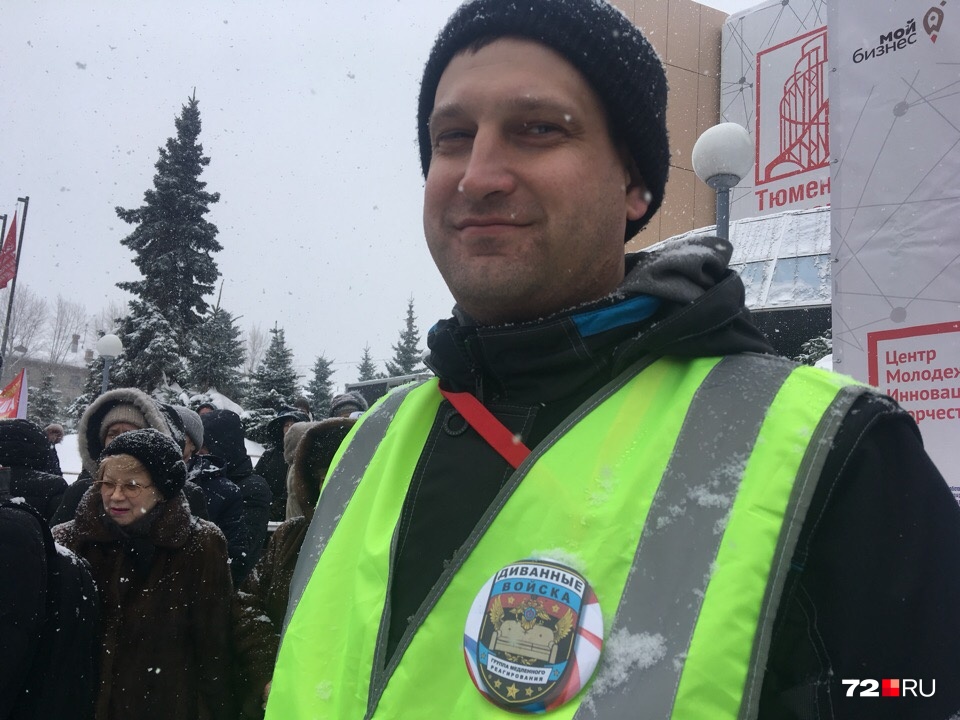 Анатолий Княжев пришёл на митинг в светоотражающем жилете, чтобы собравшиеся видели его даже издалека Анатолий Княжев пришёл на митинг в светоотражающем жилете, чтобы собравшиеся видели его даже издалека