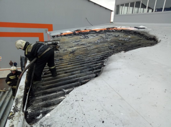 Площадь пожара составила 100 квадратных метров Площадь пожара составила 100 квадратных метров