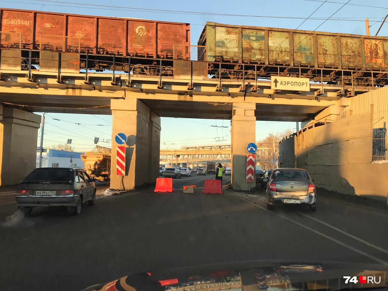 Под ЖД мостом