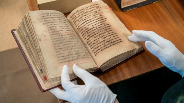 «Им уже 400 лет»: смотрим самые редкие книги краевой библиотеки ценой в сотни тысяч