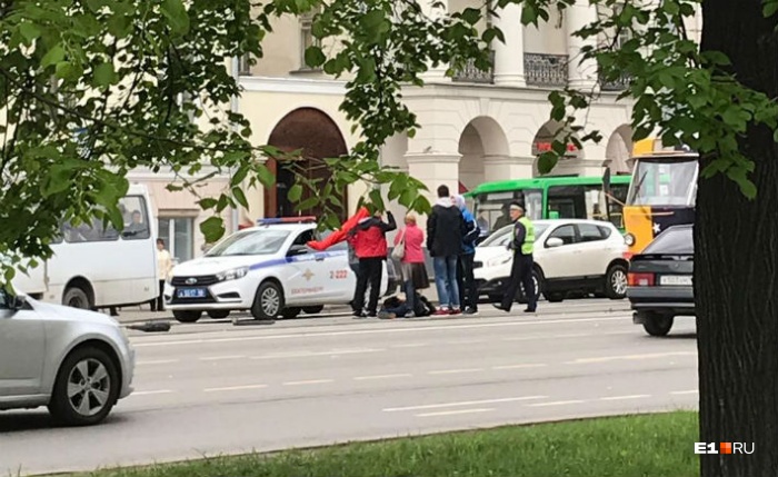 Очевидцы сообщают, что виновата легковушка, не пропустившая мотоциклиста Очевидцы сообщают, что виновата легковушка, не пропустившая мотоциклиста