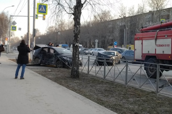 У автомобиля Toyota Mark II сильно повреждена передняя часть. Машине Toyota Prius удар пришёлся в заднюю правую дверь — в нём сработали шторки безопасности У автомобиля Toyota Mark II сильно повреждена передняя часть. Машине Toyota Prius удар пришёлся в заднюю правую дверь — в нём сработали шторки безопасности