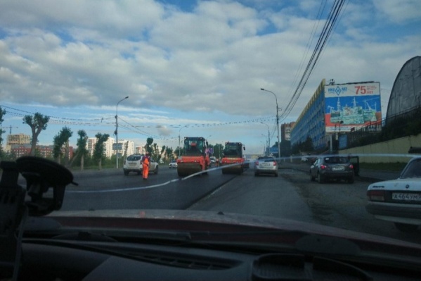Дорожным рабочим вчера пришлось быстро укладывать новый асфальт Дорожным рабочим вчера пришлось быстро укладывать новый асфальт
