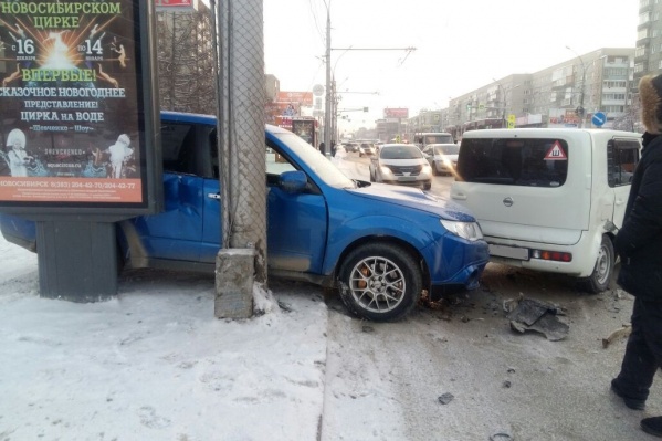 В аварию попали Subaru Forester STi и Nissan Cube В аварию попали Subaru Forester STi и Nissan Cube