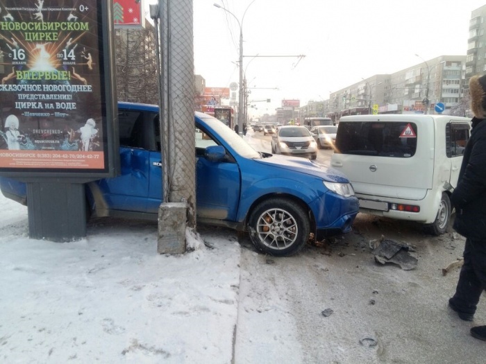 В аварию попали Subaru Forester STi и Nissan Cube В аварию попали Subaru Forester STi и Nissan Cube