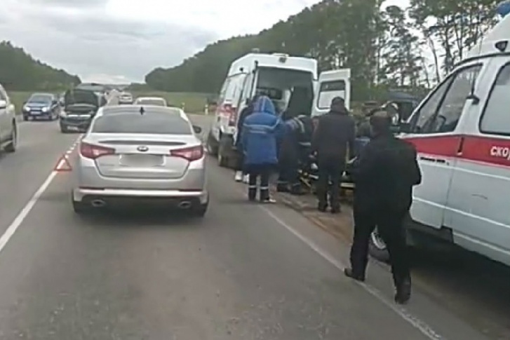 Фото с места ДТП: пострадавшего поднимают в карету скорой помощи Фото с места ДТП: пострадавшего поднимают в карету скорой помощи
