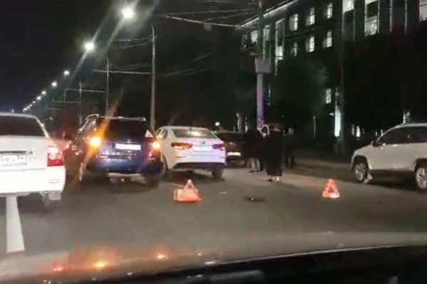 После тройной аварии на «Дворце спорта» город встал в гигантском заторе После тройной аварии на «Дворце спорта» город встал в гигантском заторе
