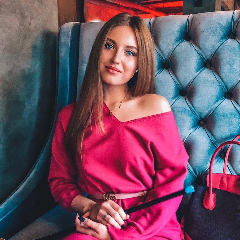 Отлично поёт, создаёт ювелирные украшения, которые уже полюбились модницам из разных уголков нашей страны Отлично поёт, создаёт ювелирные украшения, которые уже полюбились модницам из разных уголков нашей страны
