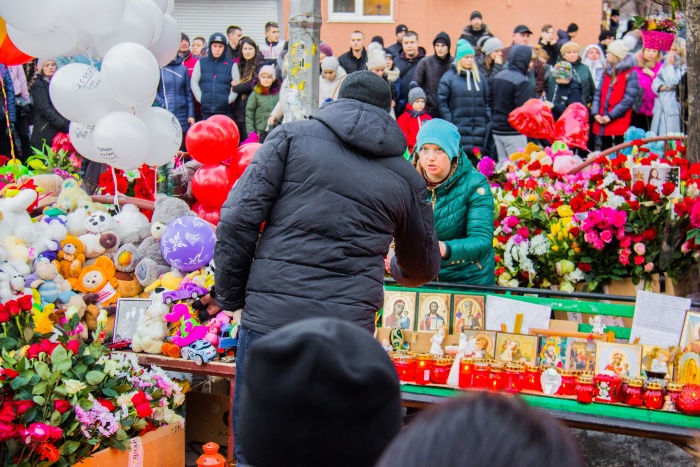 К «Зимней вишне» второй день несут цветы и игрушки в знак памяти о погибших К «Зимней вишне» второй день несут цветы и игрушки в знак памяти о погибших