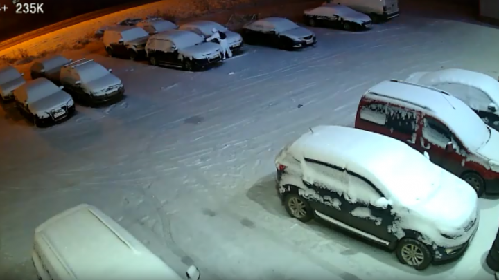 Человек в белом сжег машины в автоцентре в Башкирии, его сняли камеры видеонаблюдения