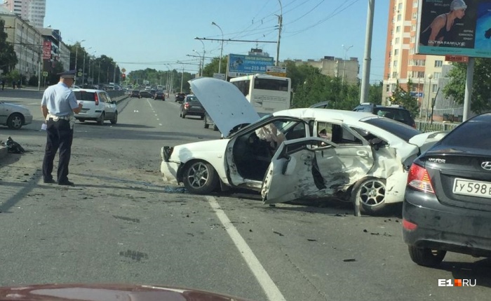 Видно, что удар пришелся по боковой части автомобиля со стороны водителя Видно, что удар пришелся по боковой части автомобиля со стороны водителя