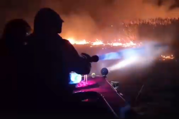 Пожар начался около четырех часов вечера Пожар начался около четырех часов вечера