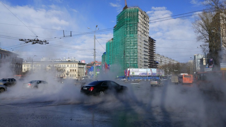На площади Свободы жарко: кипяток бьет из-под земли