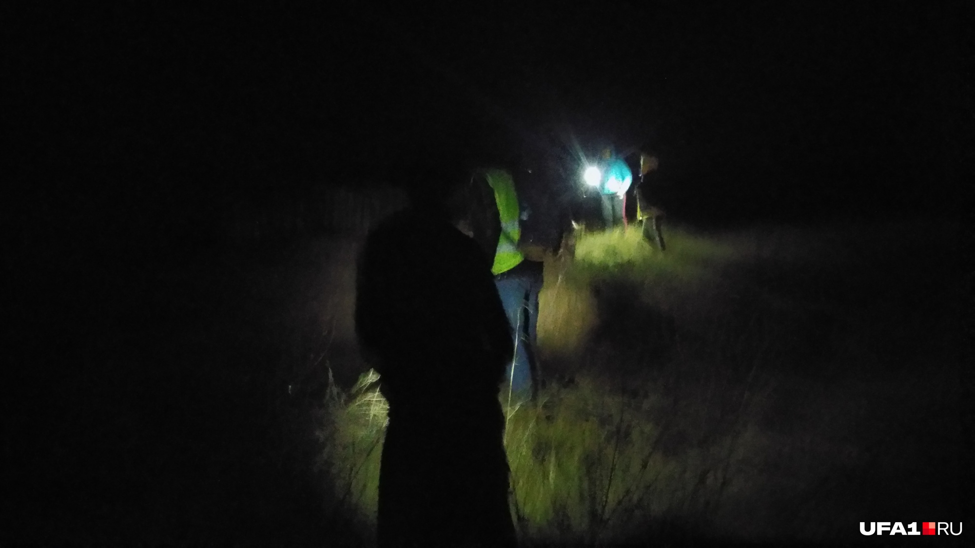 Ночью поиски продолжились с фонариками