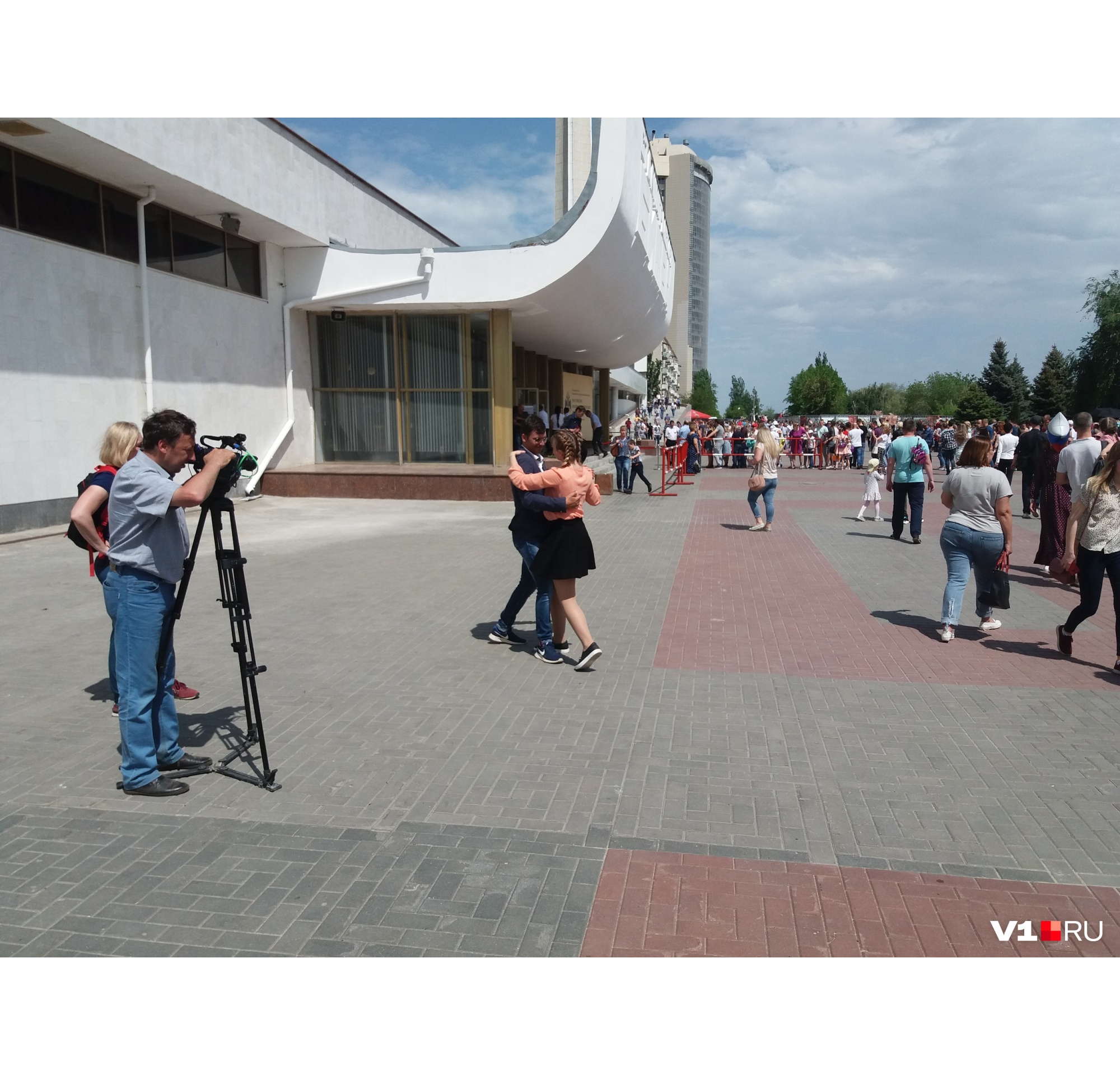 Пара танцует вальс под «Прощание славянки» Пара танцует вальс под «Прощание славянки»