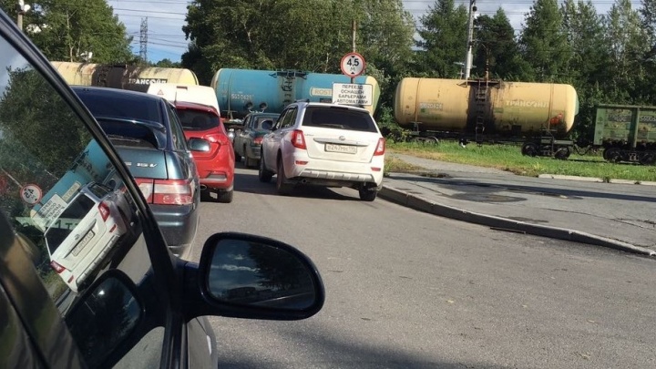На Сибирском тракте выросла пробка из-за поезда, вставшего на путях