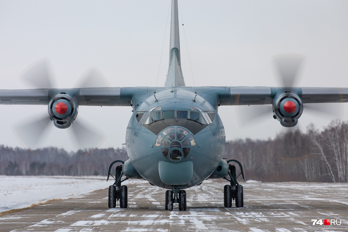 Амфибии грузят в военно-транспортные Ан-12 на аэродроме Упрун под Южноуральском Амфибии грузят в военно-транспортные Ан-12 на аэродроме Упрун под Южноуральском 