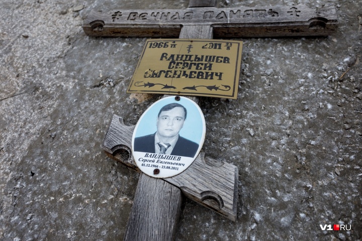 Крест сына, по словам пенсионерки, валялся у соседних могилок Крест сына, по словам пенсионерки, валялся у соседних могилок