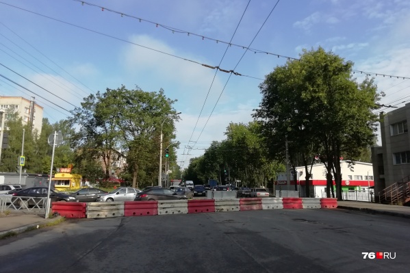 На Тутаевском шоссе перекрыли участок дороги от улицы Урицкого до улицы Елены Колесовой На Тутаевском шоссе перекрыли участок дороги от улицы Урицкого до улицы Елены Колесовой