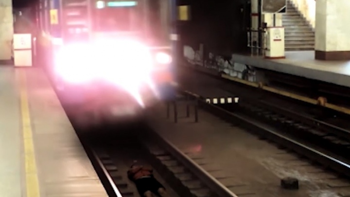 Нижегородец ради хайпа лёг под поезд метро. Доказываем, почему это фейк