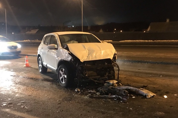 Обломки автомобилей разбросало по дороге Обломки автомобилей разбросало по дороге