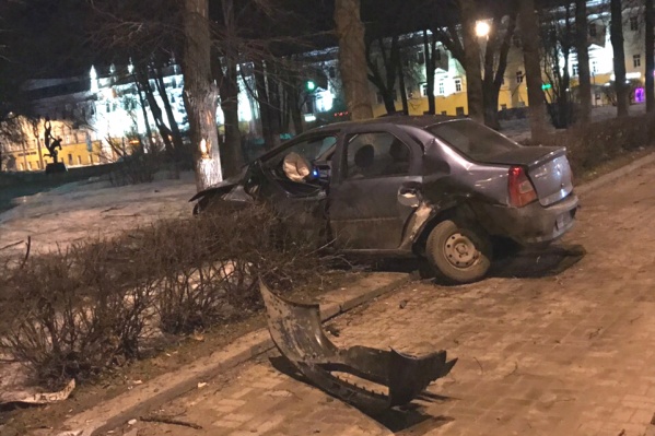 К счастью, на тротуаре не было пешеходов в этот момент К счастью, на тротуаре не было пешеходов в этот момент 