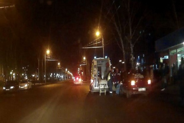 Женщину увезли на скорой в больницу с травмами Женщину увезли на скорой в больницу с травмами