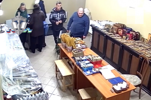Мужчины попали в объектив камеры в церковной лавке Мужчины попали в объектив камеры в церковной лавке