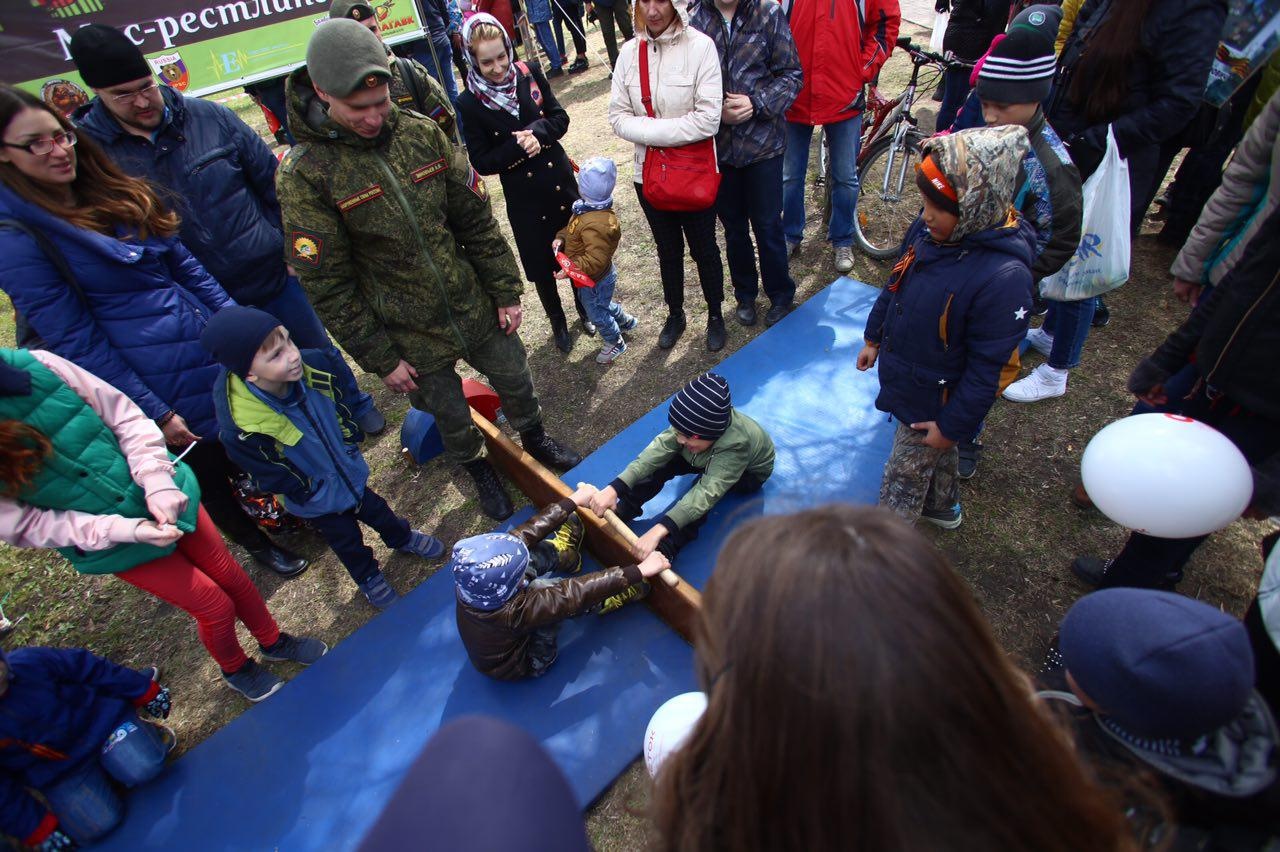 Гуляния в Первомайском сквере. Фото Ольги Бурлаковой Гуляния в Первомайском сквере. Фото Ольги Бурлаковой