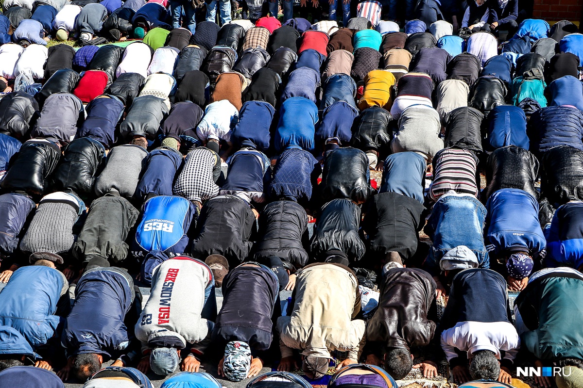 Больше 3 тысяч нижегородцев пришли в Соборную мечеть на праздник Ураза-байрам (фото, видео)