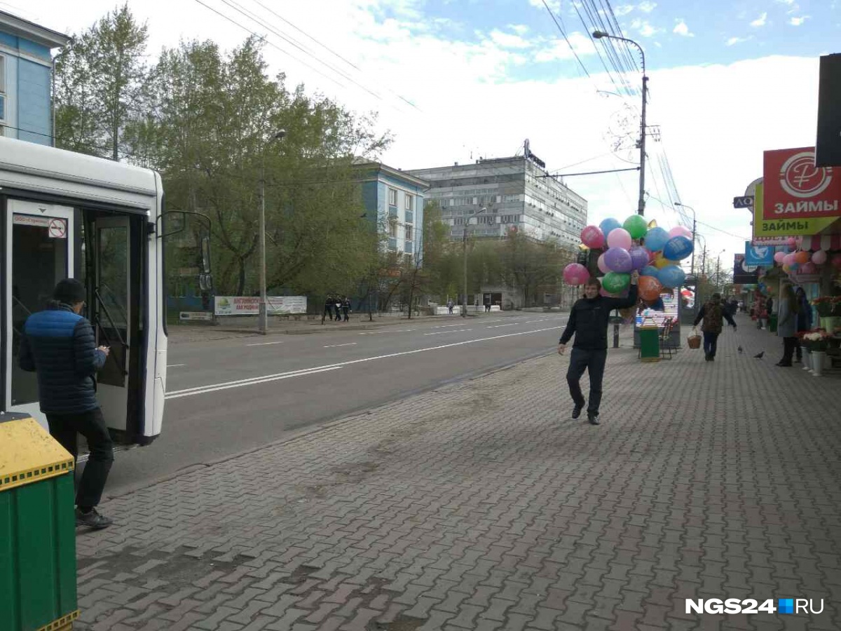 Красноярск отметил. Остановка 9 мая Красноярск. 4о лет Победы Красноярск. 9 Мая Красноярск ворота. Красноярск 9 мая доставка.